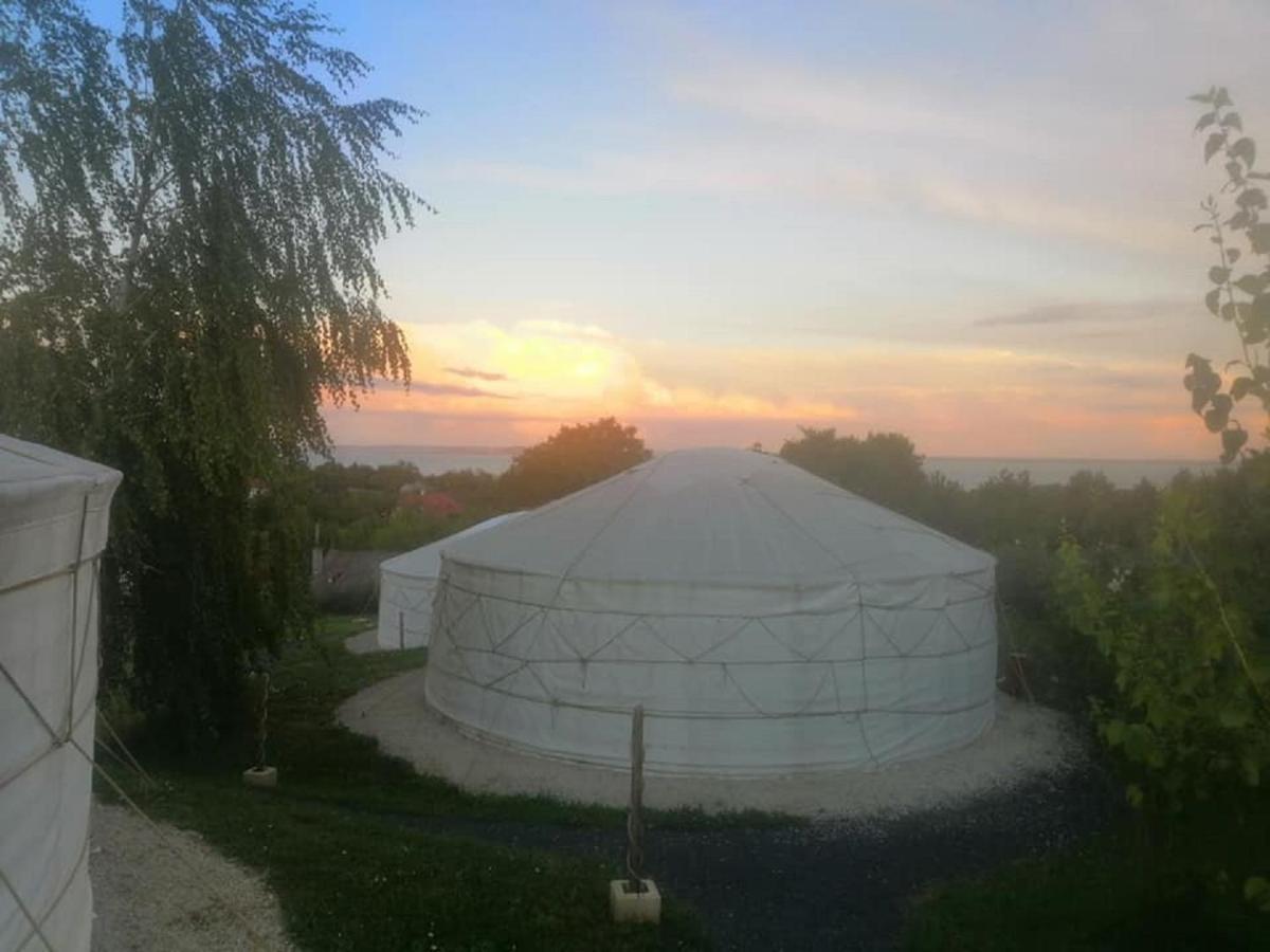 Jurta Hotel Balatongyoeroek Zewnętrze zdjęcie